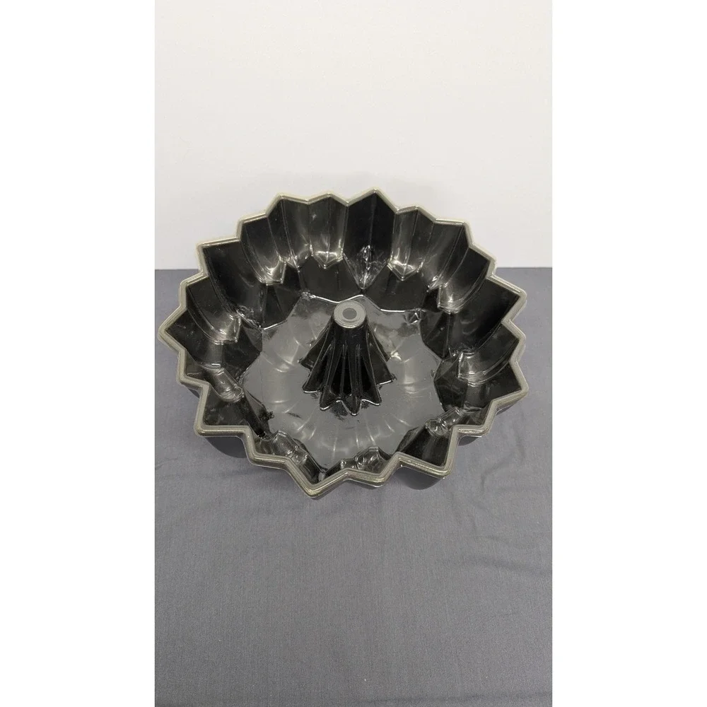 Wilton Dimensions Cascade Bundt Pan 2105-0550 10 Cup Cast Aluminum Bakeware